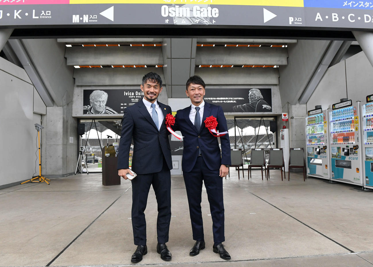 オシムゲートの除幕式に出席した、佐藤CUO（左）と羽生氏（撮影・たえ見朱実）