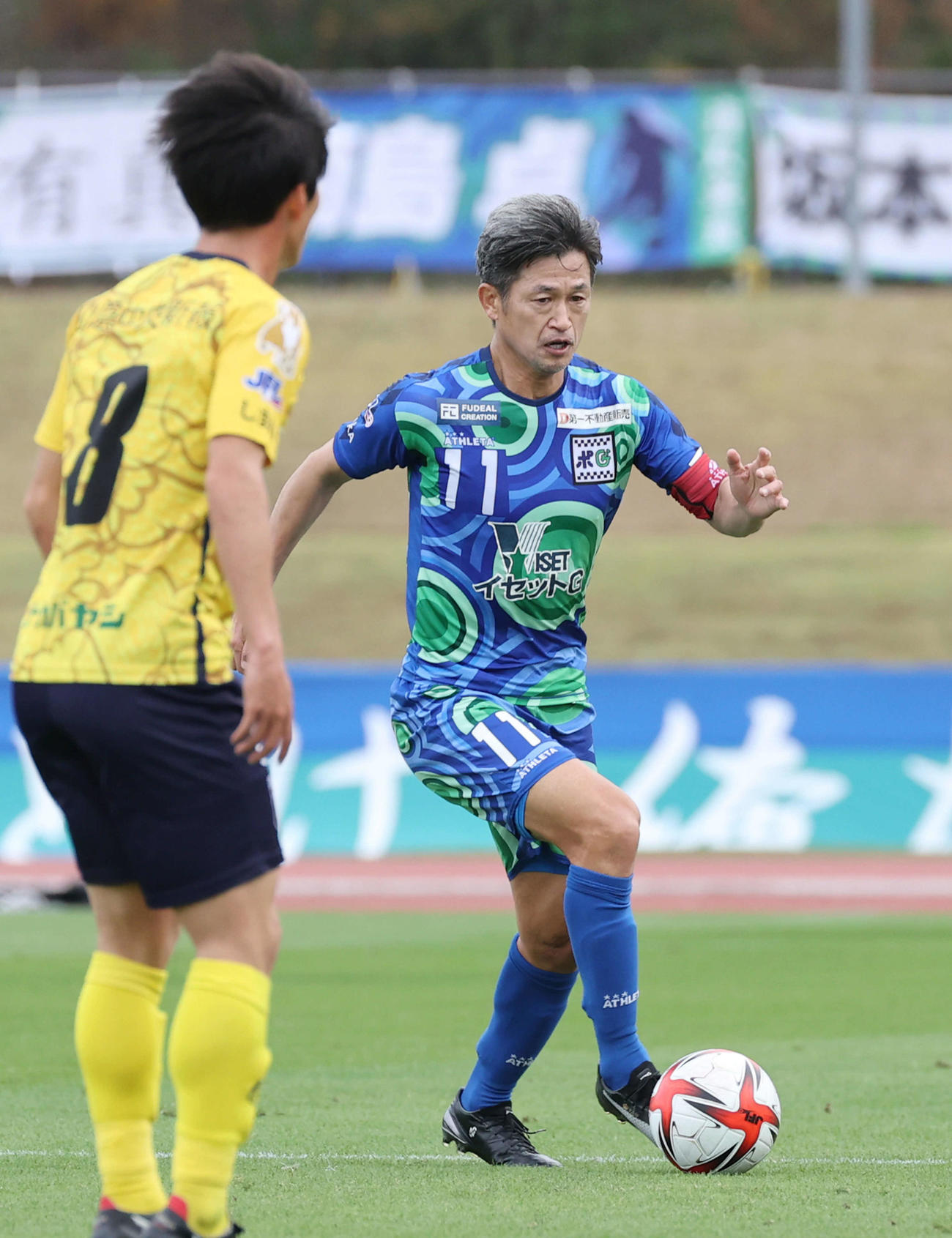 FC神楽しまね対鈴鹿ポイントゲッターズ　前半　プレーする鈴鹿三浦（右）（撮影・加藤孝規）