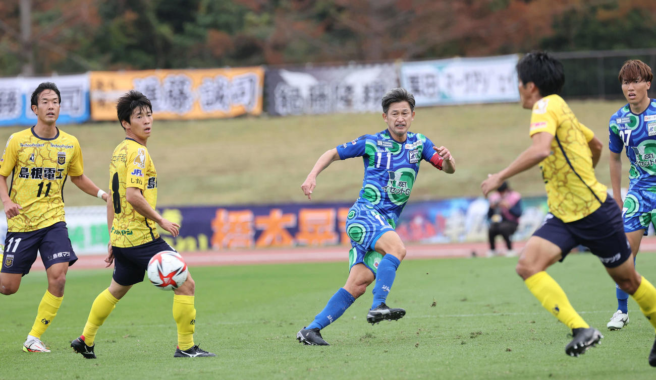 FC神楽しまね対鈴鹿ポイントゲッターズ　前半　プレーする鈴鹿三浦（中央）（撮影・加藤孝規）