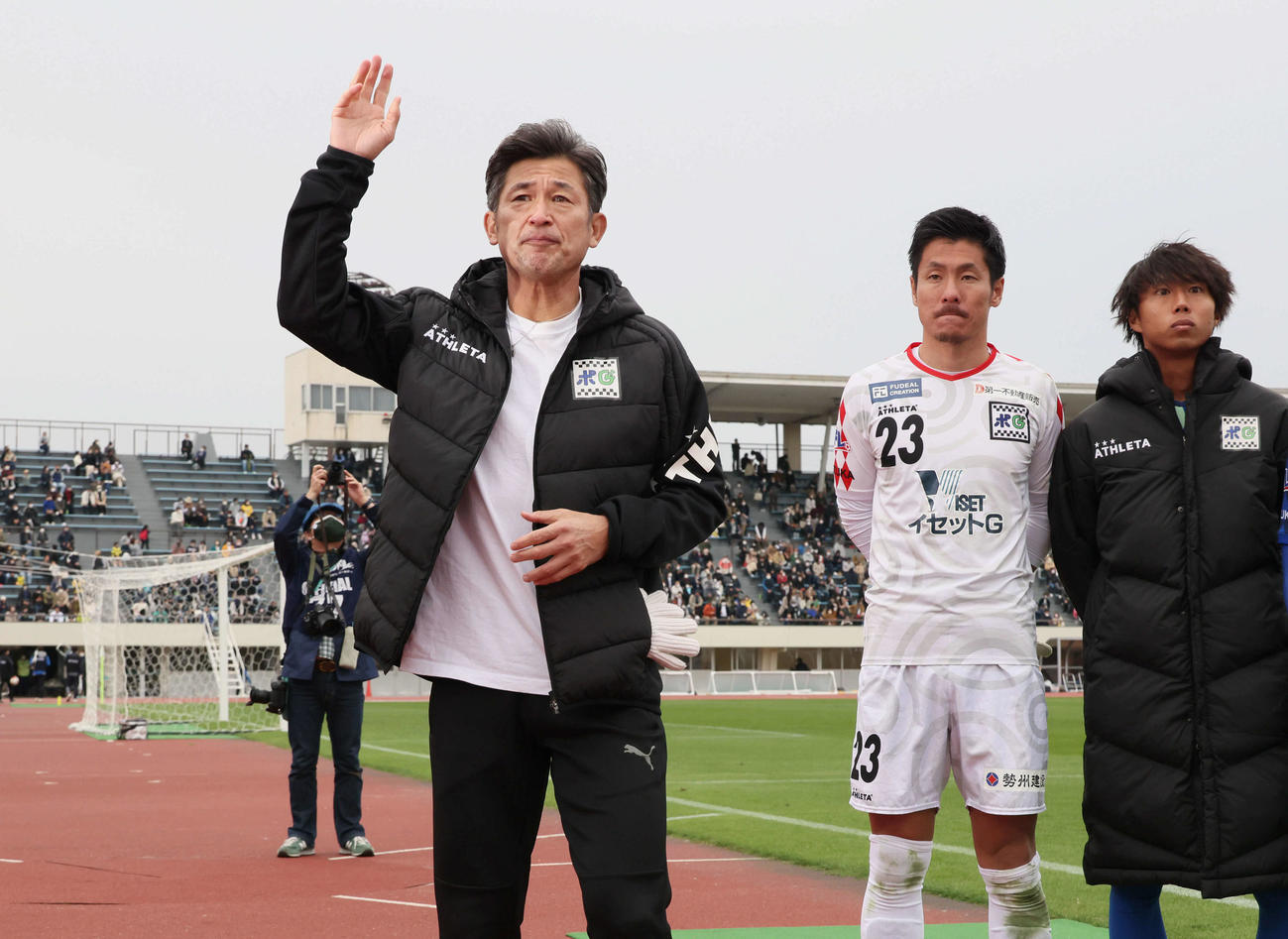 FC神楽しまね対鈴鹿ポイントゲッターズ　試合後、サポーターにあいさつする鈴鹿三浦（左）（撮影・加藤孝規）