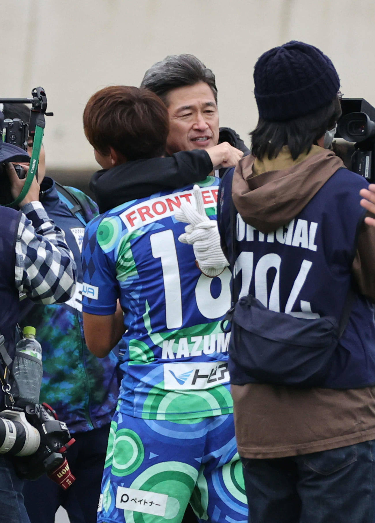 FC神楽しまね対鈴鹿ポイントゲッターズ　試合後、選手と抱擁する鈴鹿三浦（中央）（撮影・加藤孝規）