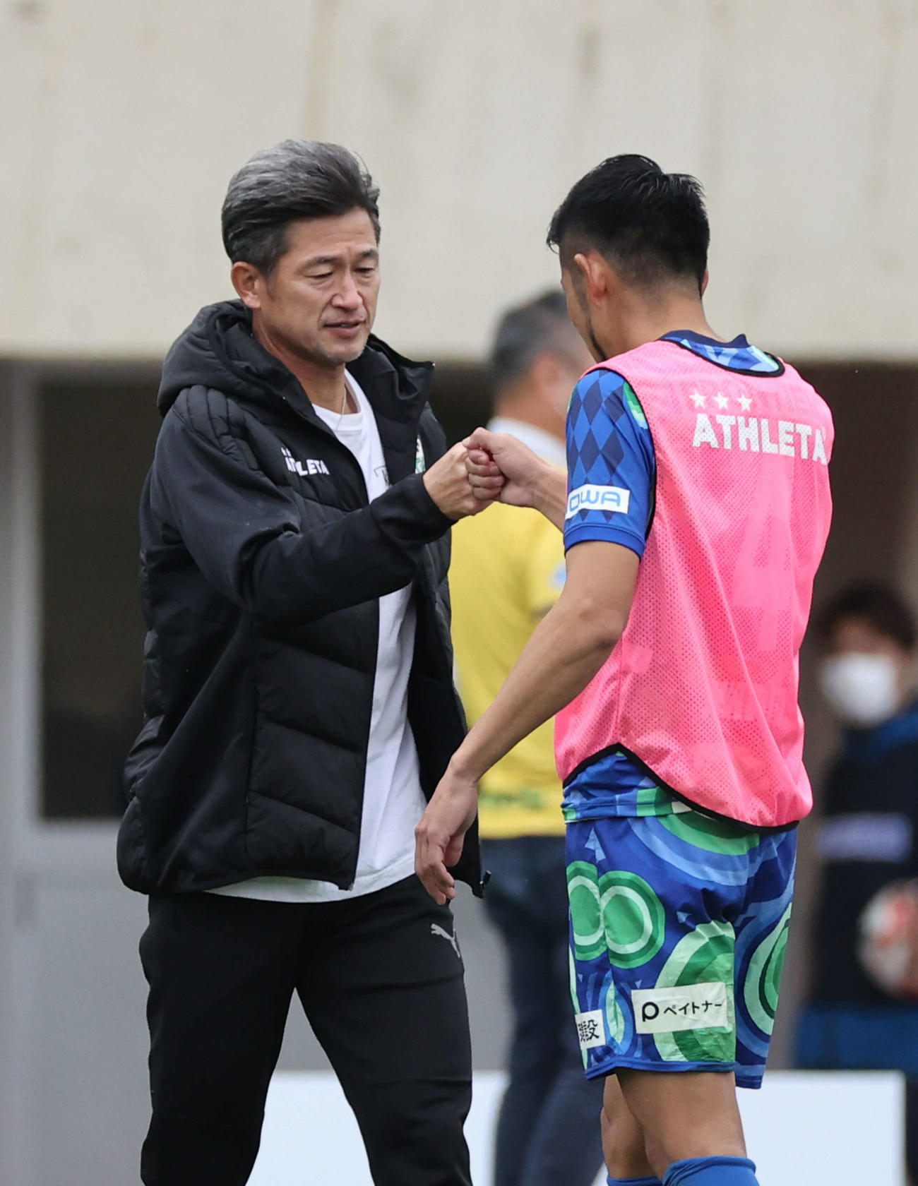 FC神楽しまね対鈴鹿ポイントゲッターズ　試合後、選手とグータッチする鈴鹿三浦（撮影・加藤孝規）