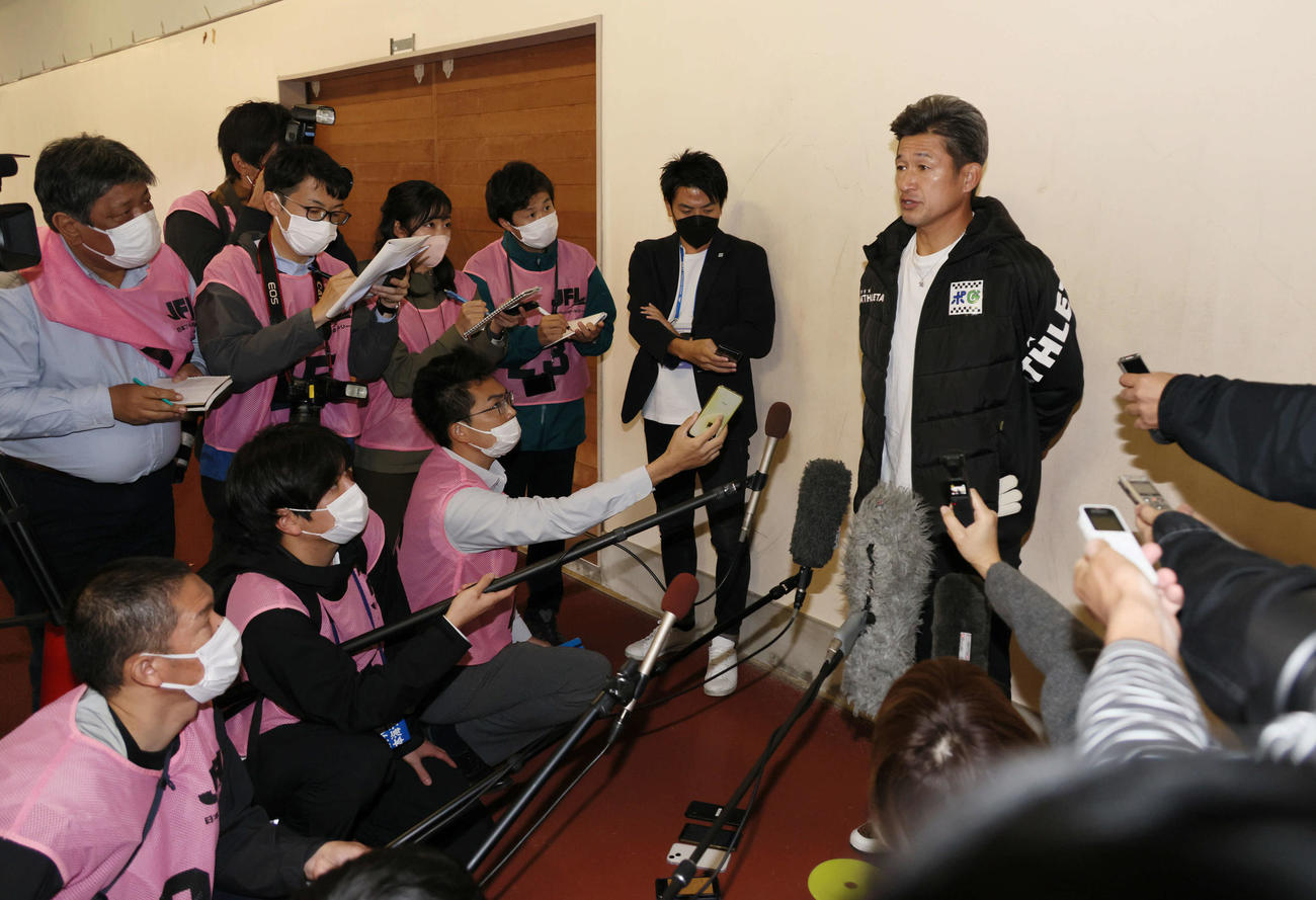 FC神楽しまね対鈴鹿ポイントゲッターズ　試合後、囲みに対応する鈴鹿三浦（撮影・加藤孝規）