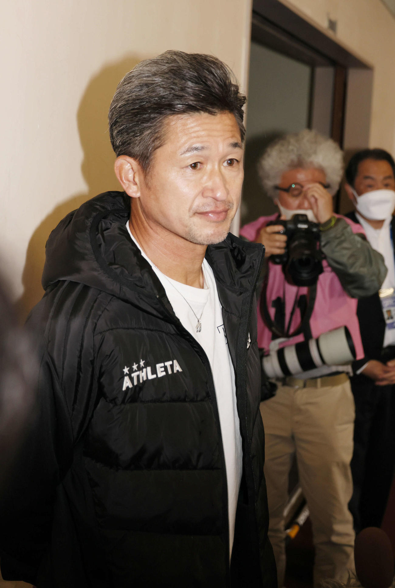 FC神楽しまね対鈴鹿ポイントゲッターズ　試合後、囲みに対応する鈴鹿三浦（撮影・加藤孝規）