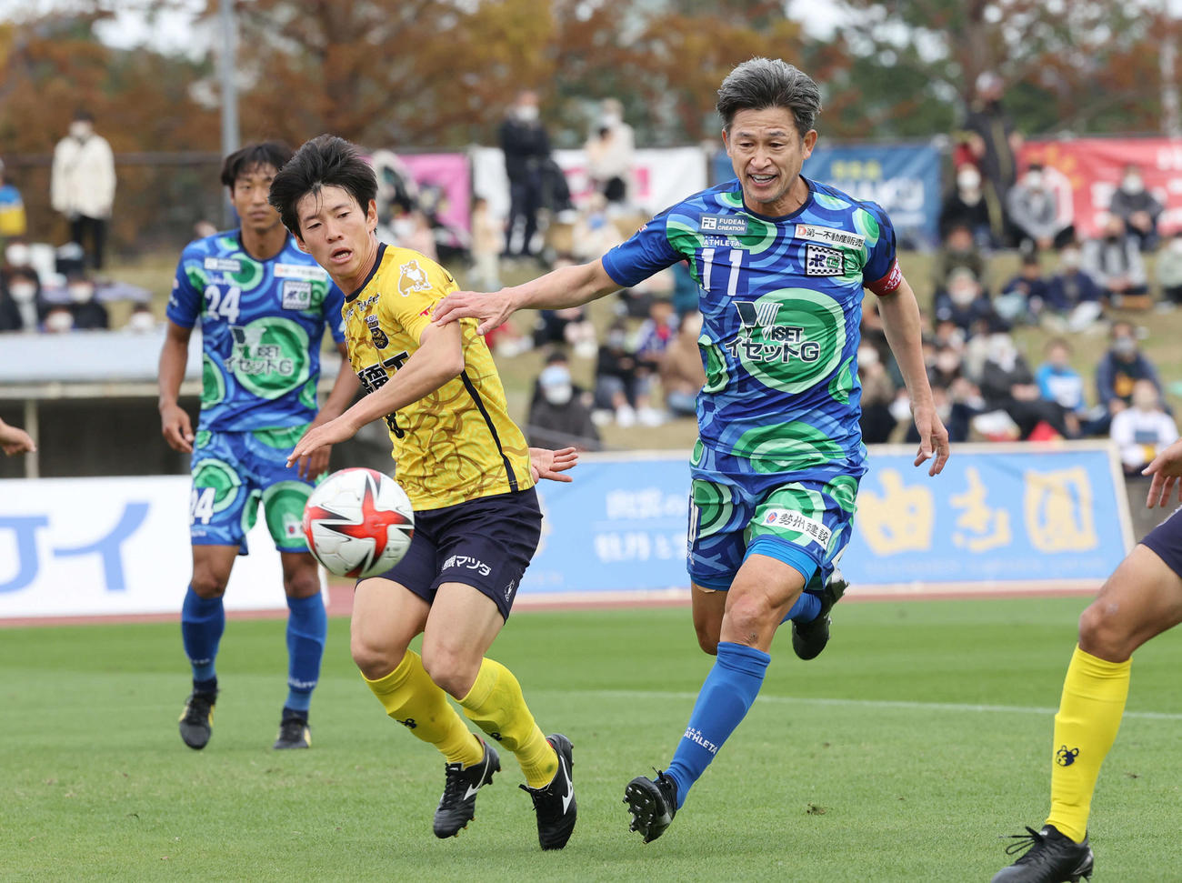 FC神楽しまね対鈴鹿ポイントゲッターズ　前半　プレーする鈴鹿三浦（右）（撮影・加藤孝規）