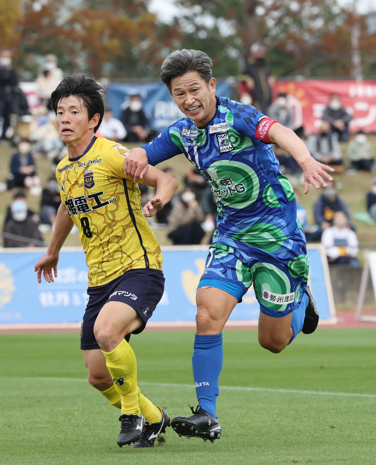 FC神楽しまね対鈴鹿PG　前半前半、競り合う鈴鹿カズ（右）（撮影・加藤孝規）