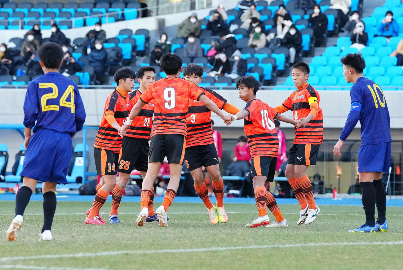 第100回全国高校サッカー選手権　第4日・3回戦　2022年1月2日、高川学園対仙台育英　後半、高川学園はコーナーキック（CK）時に複数の選手が手をつないで回転する「トルメンタ」を披露する