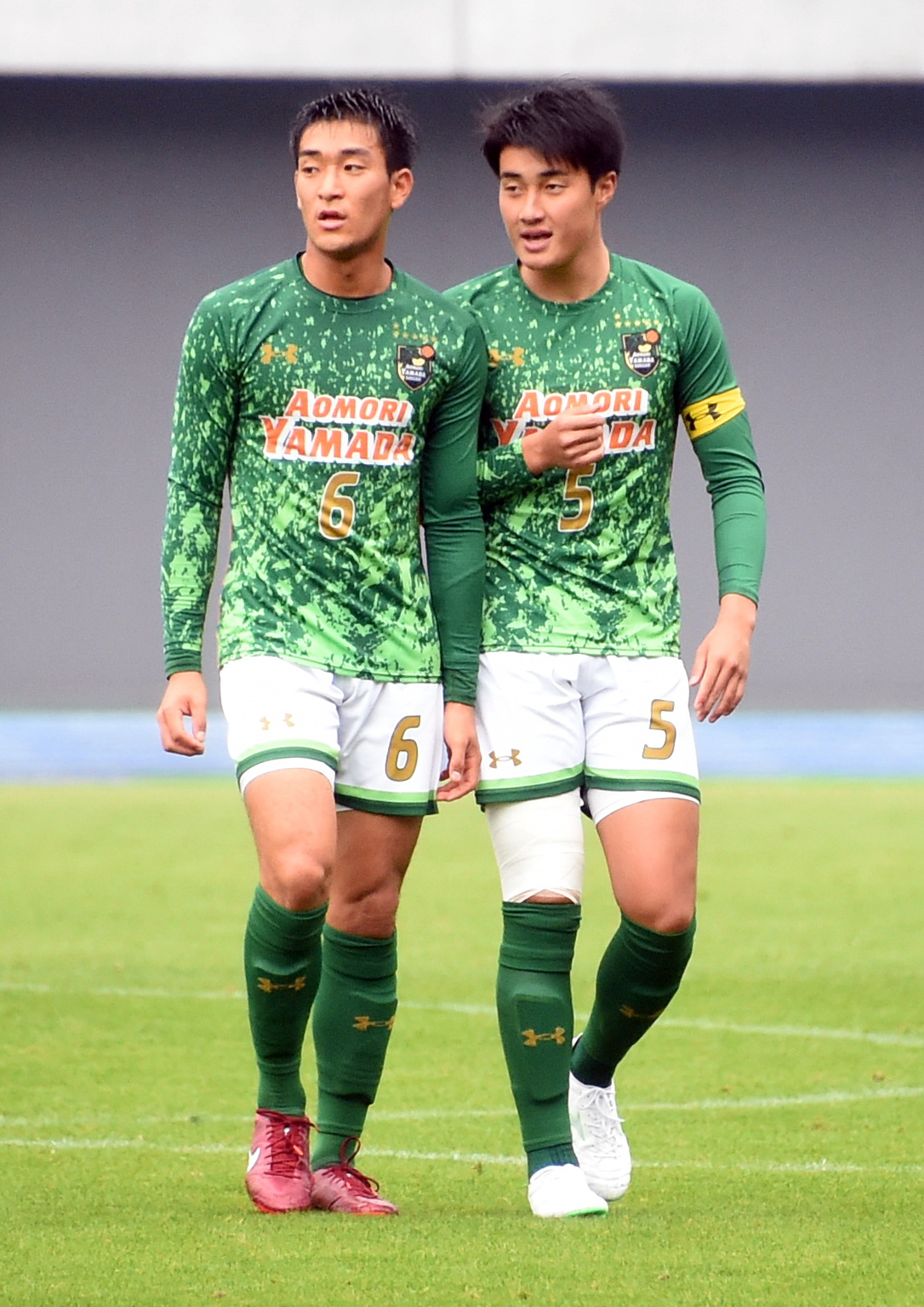 青森山田DF多久島良紀（右）とMF中山竜之介（2022年11月3日撮影）