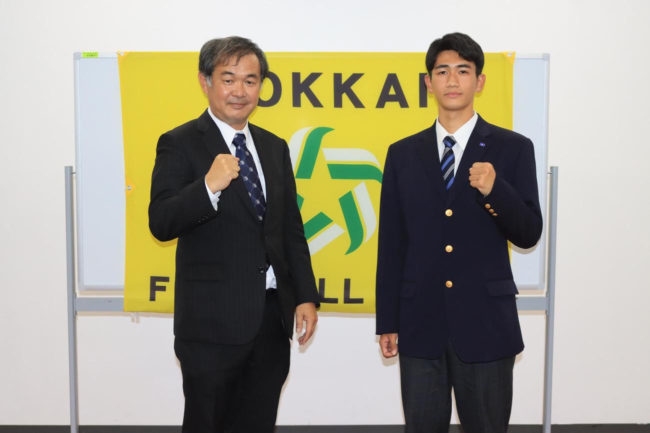 全国高校サッカー選手権の組み合わせ抽選会に出席した北海・島谷監督（左）とMF桜庭主将（撮影・保坂果那）