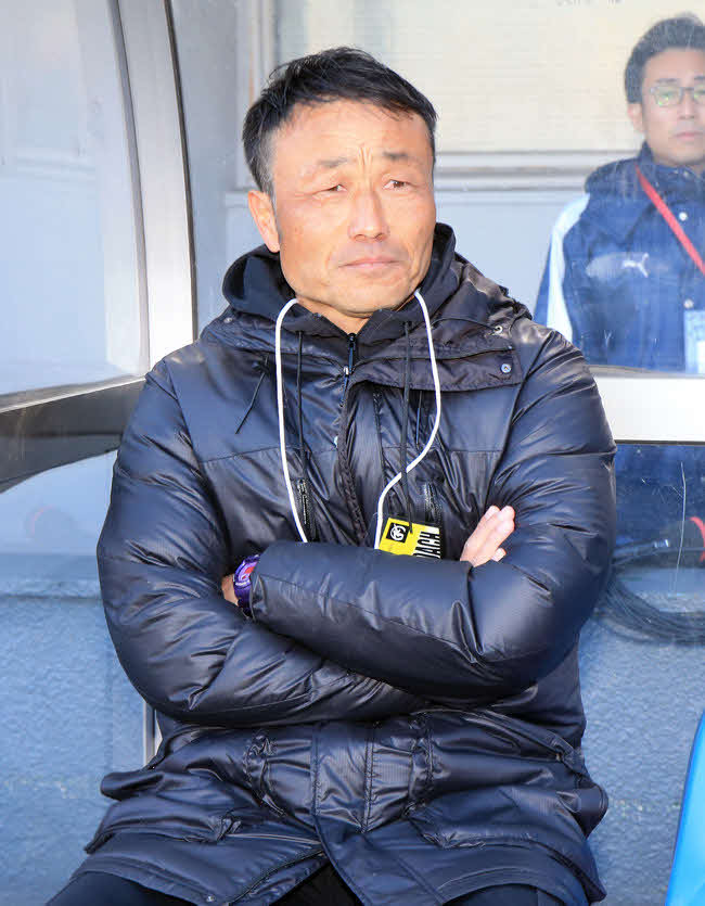 19年1月2日、長崎総合科学大付対浜松開誠館　ベンチで試合を見つめる浜松開誠館の青嶋文明監督