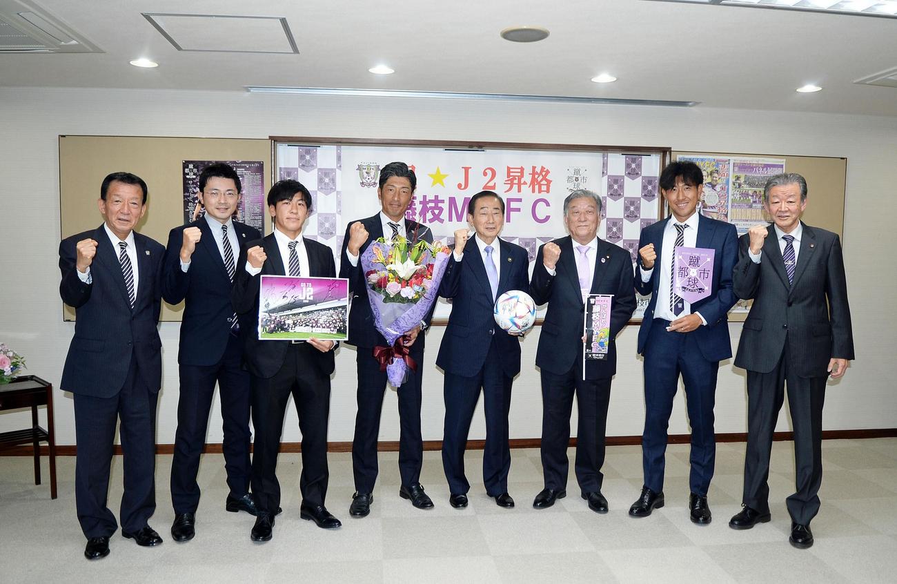 表敬訪問で記念撮影する藤枝の関係者ら（22年11月21日撮影）