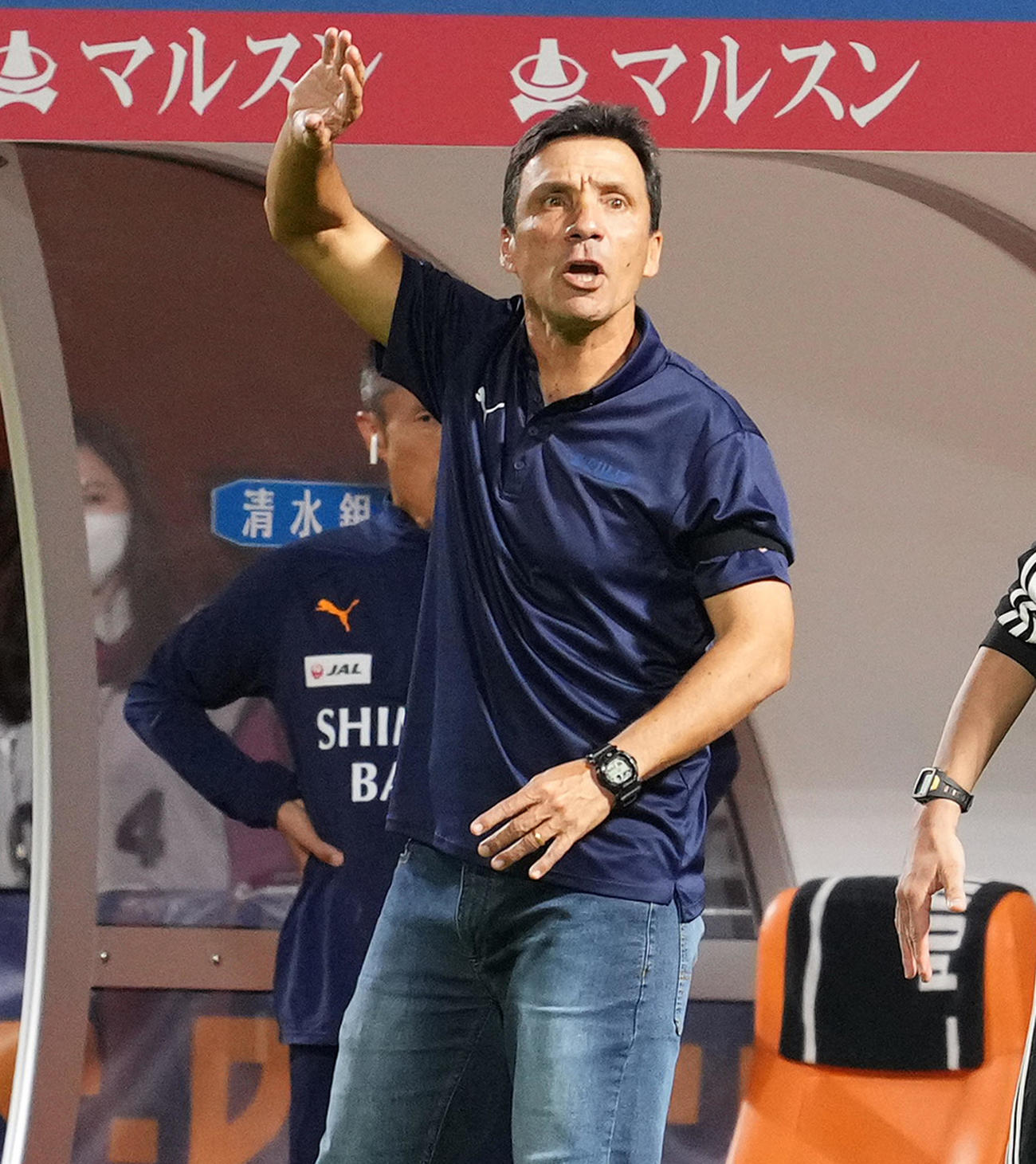 10月22日、清水対磐田　後半、選手たちに指示を出す清水リカルド監督