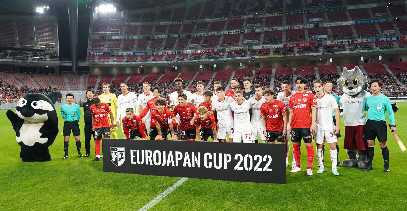 名古屋グランパス対ASローマ　試合開始前、兼撮影に収まる両チームイレブン（撮影・森本幸一）