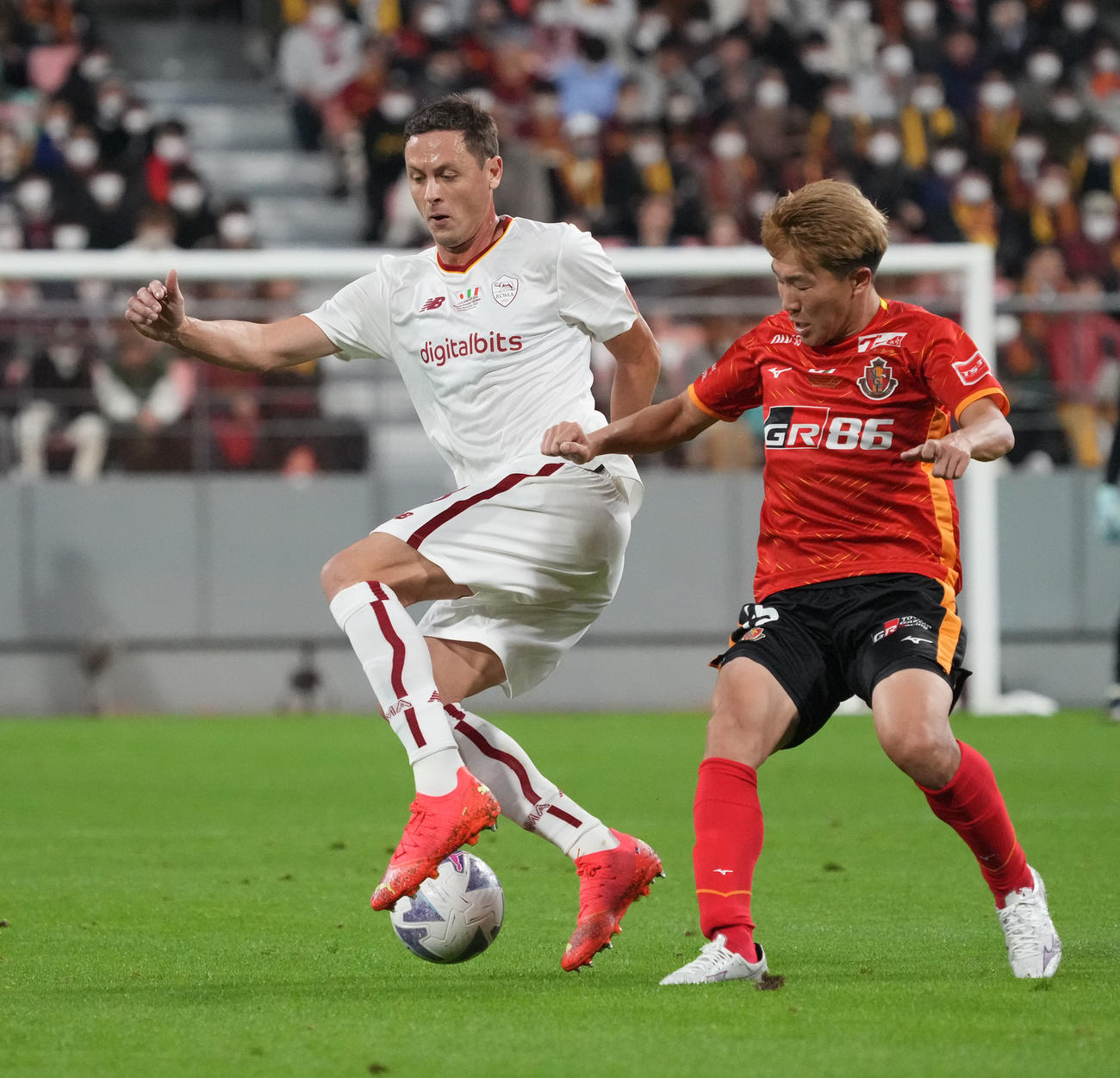 名古屋グランパス対ASローマ　前半、名古屋永井と競り合うローママティッチ（左）（撮影・森本幸一）