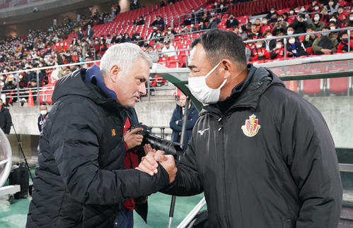 名古屋グランパス対ASローマ　試合前、握手を交わすローマモウリーニョ監督（左）と名古屋長谷川監督（撮影・森本幸一）