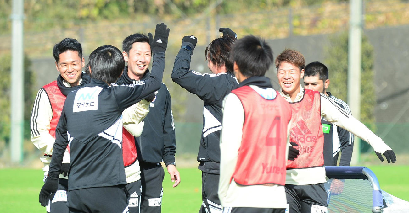 今季最後の練習で首脳陣らとのミニゲームを行い、笑顔を見せる仙台MF中島（右）（撮影・佐藤究）