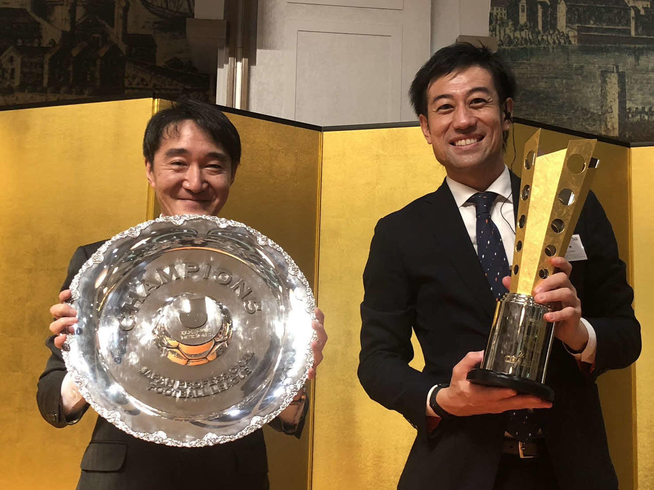 パートナー感謝の集いでオフィシャルクラブパートナー「越後天然ガス」の小出社長と。来年はJ1のシャーレを掲げるぞ！！