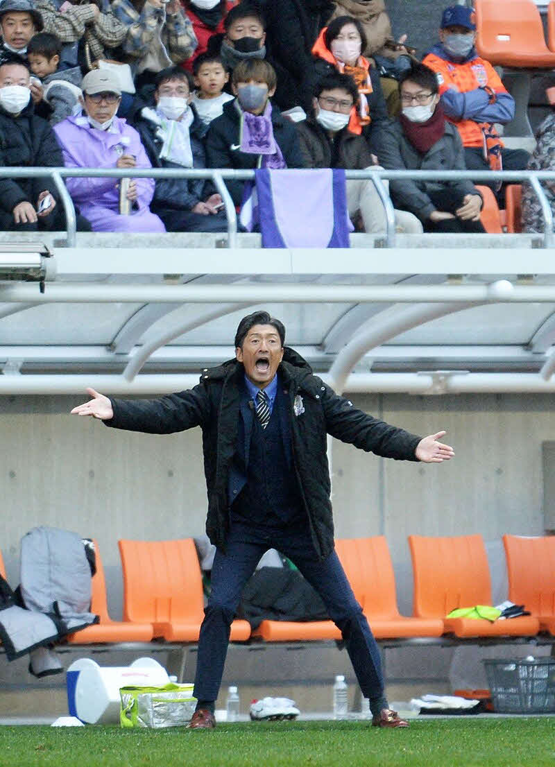 J3第34節長野対藤枝　ベンチ前で声を張り上げる藤枝の須藤大輔監督＝長野Uスタジアム（11月20日）