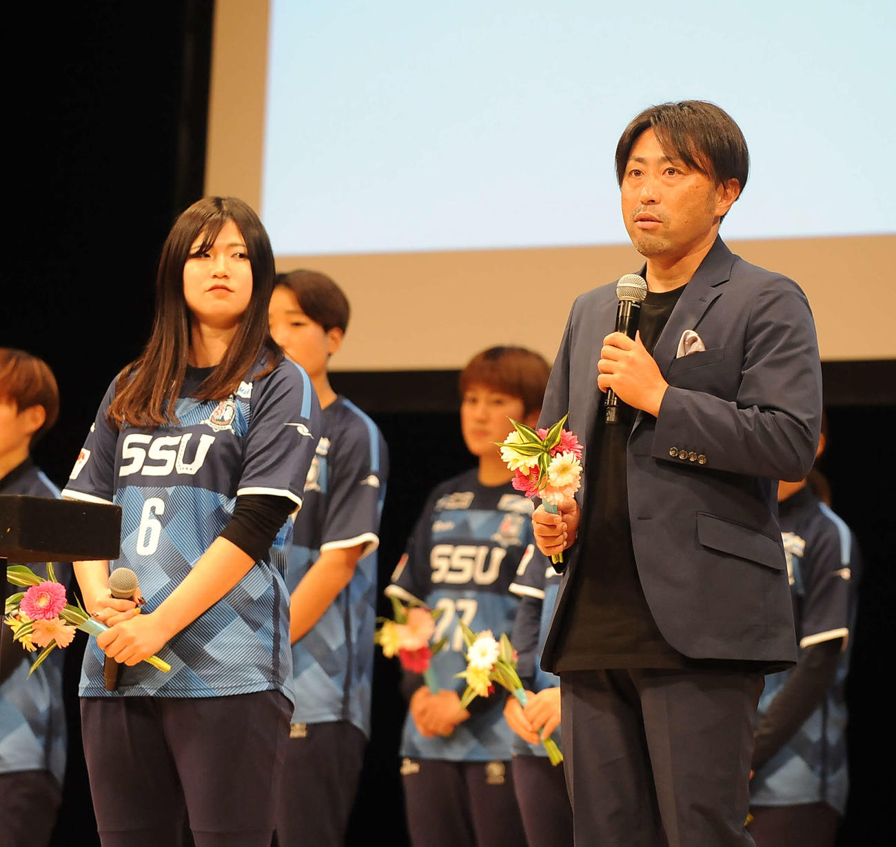 客席に向けて応援のお礼を述べる静岡SSUボニータの小川監督（右）と山田