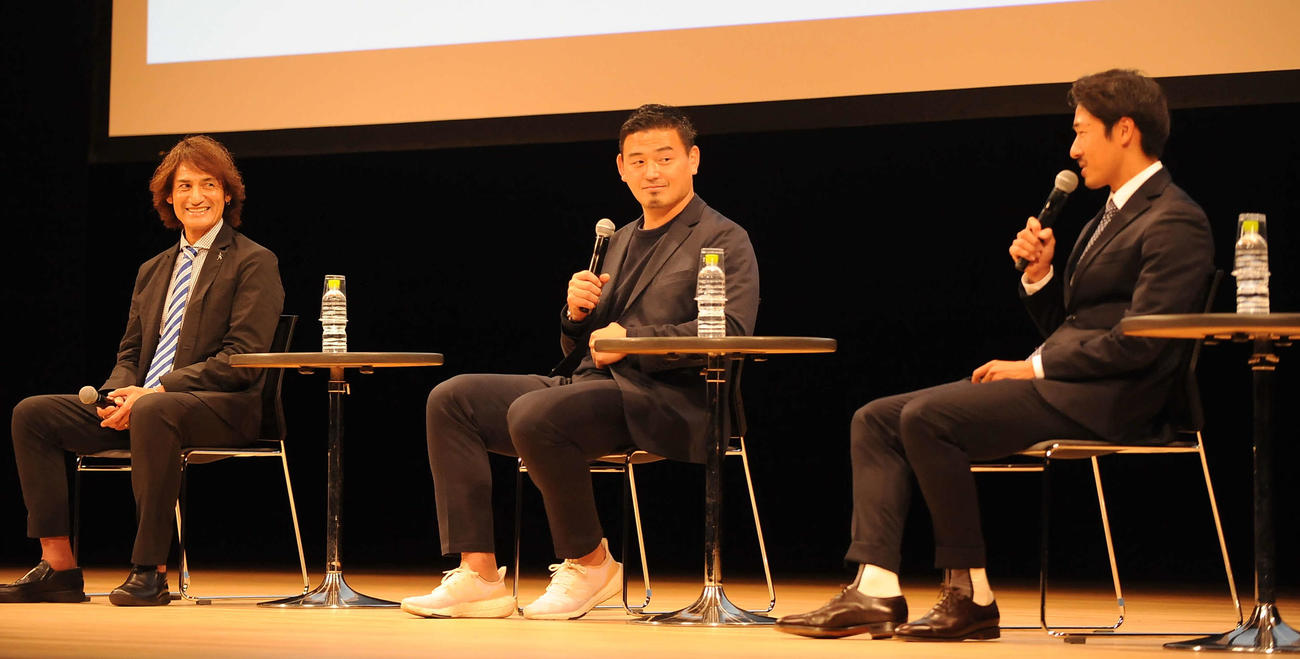 壇上でトークする、左から本並氏、五郎丸氏、磐田MF山田