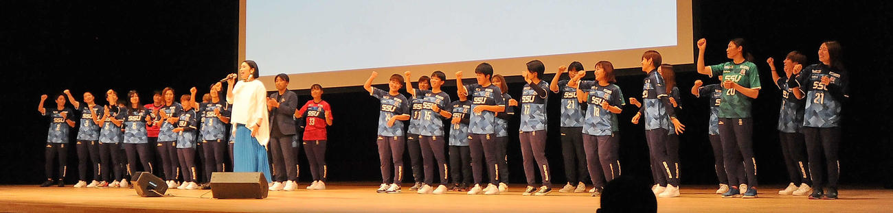 静岡SSUボニータの選手らはヤナギアオ（手前）熱唱の応援歌に合わせて踊る