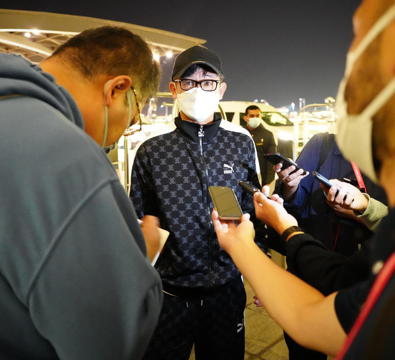 ハマド国際空港で取材に応じるカズ（撮影・江口和貴）