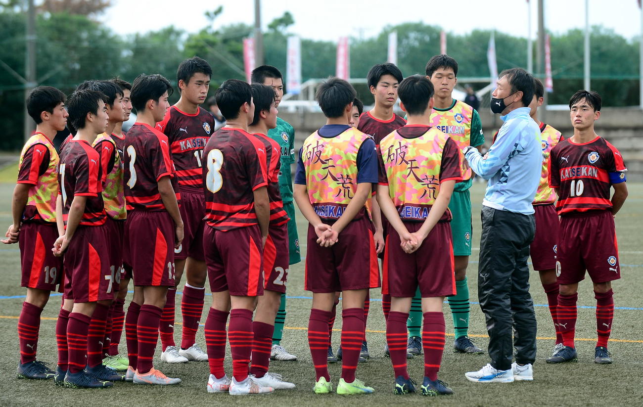 試合後、引き締まった表情で青嶋監督（右手前）の話を聞く前田主将（奥右端）ら浜松開誠館イレブン