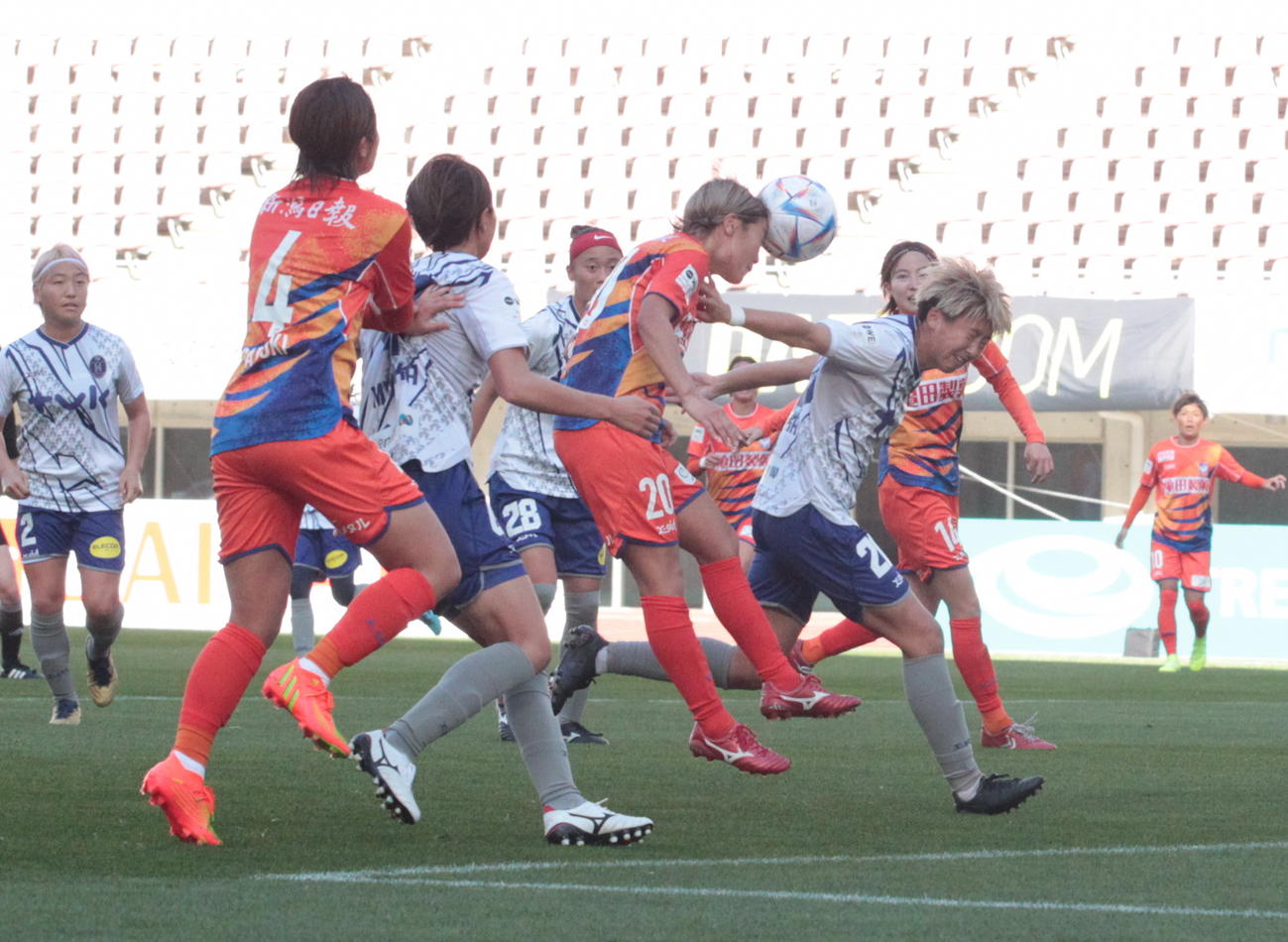 0－2の前半34分に山谷（中央）が左FKを頭で合わせて1－2