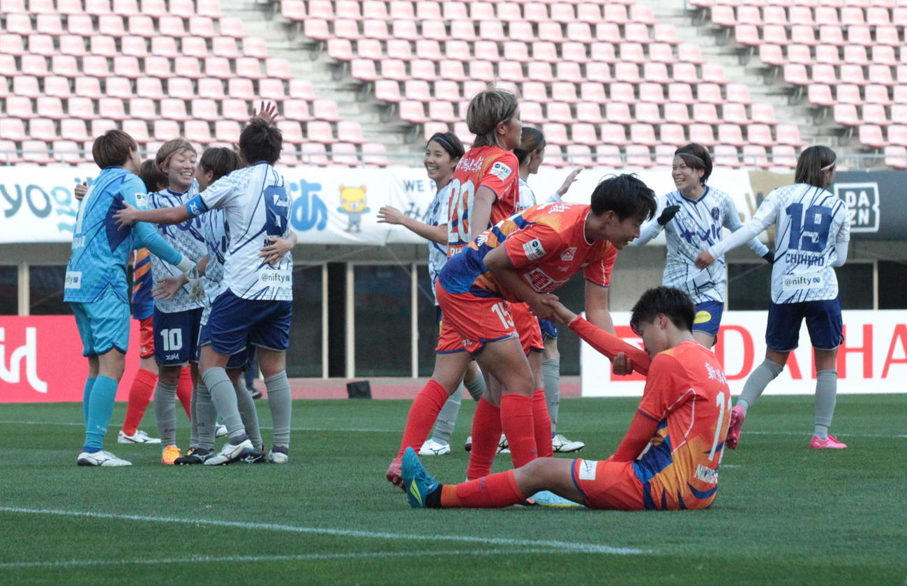 ノジマ相模原と対照的に、4連敗にガックリと肩を落とす新潟の選手たち