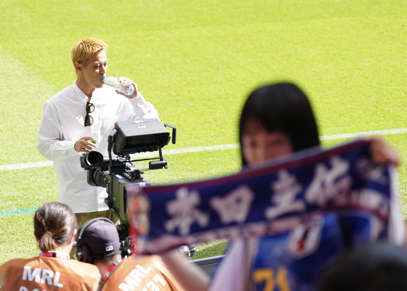 日本対コスタリカ　試合前、ピッチ脇に立つ中継の解説を務める本田（撮影・江口和貴）