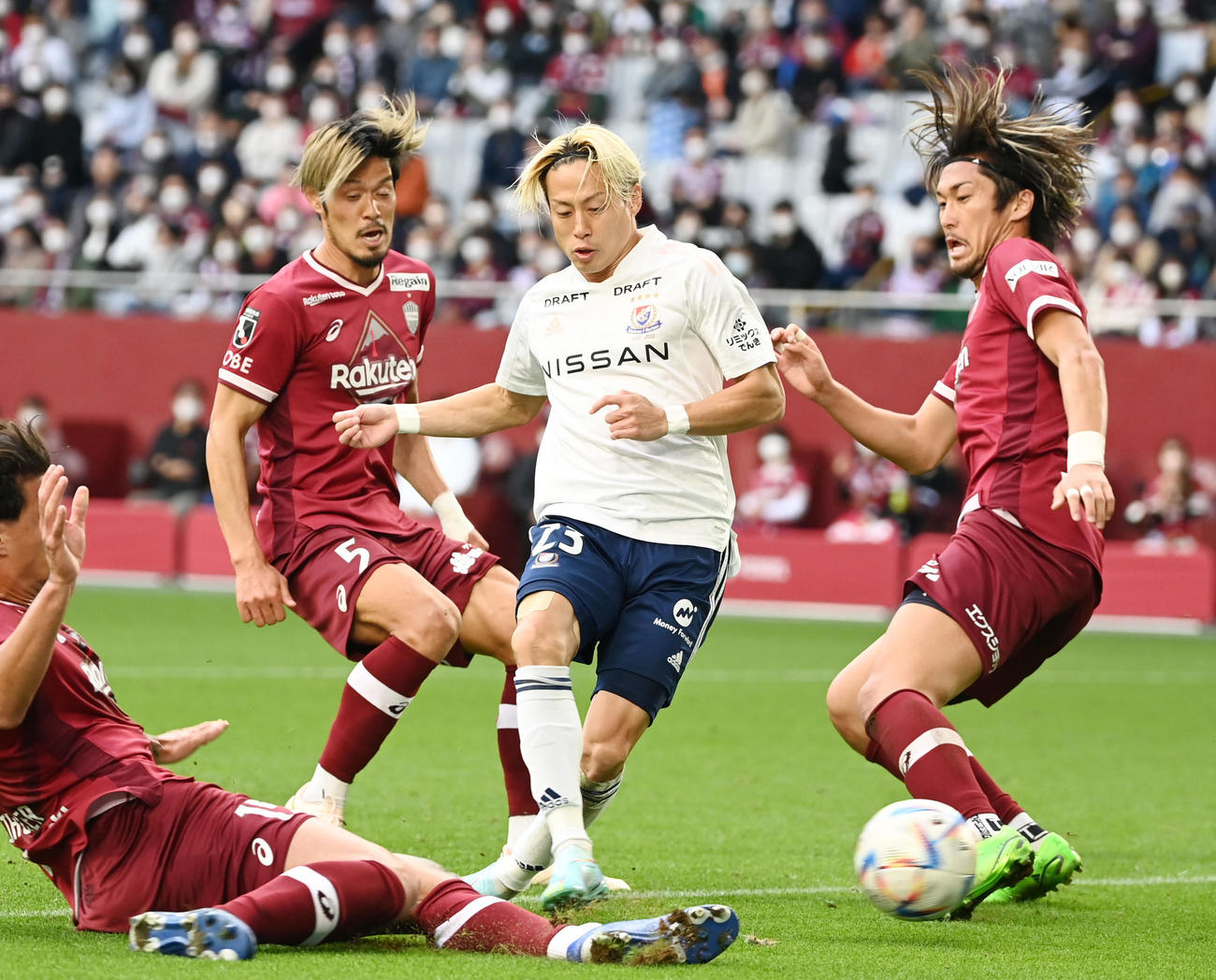 横浜仲川輝人（右から2人目）（2022年11月5日撮影）