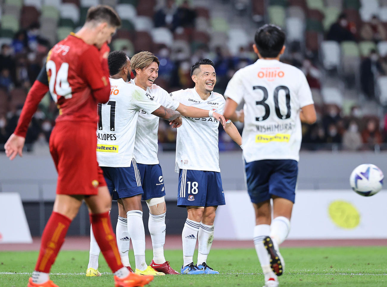 横浜対ローマ　後半、右足でゴールを決めた横浜松原（中央左）は水沼らイレブンと喜び合う（撮影・垰建太）