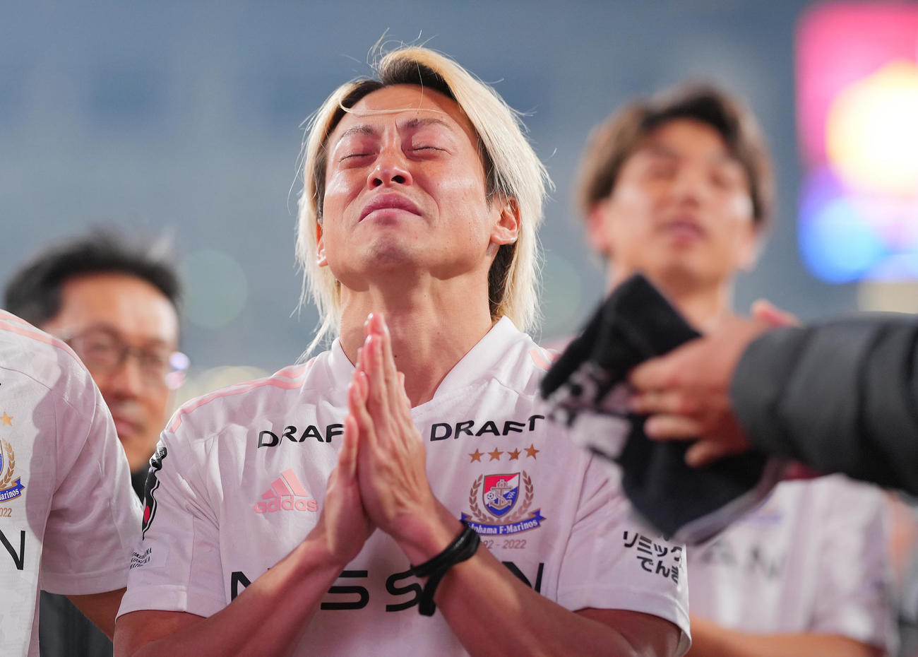 横浜対ローマ　試合後、東京に移籍が決まった横浜仲川はファンへのあいさつで涙を流す（撮影・垰建太）