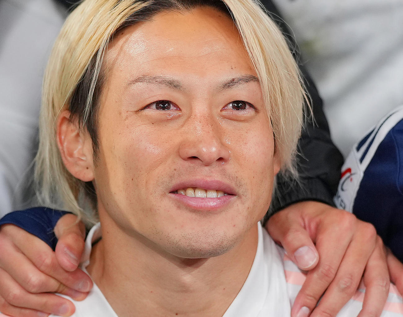 横浜対ローマ　試合後、東京に移籍が決まった仲川はイレブンと涙を流しながら記念写真に納まる（撮影・垰建太）