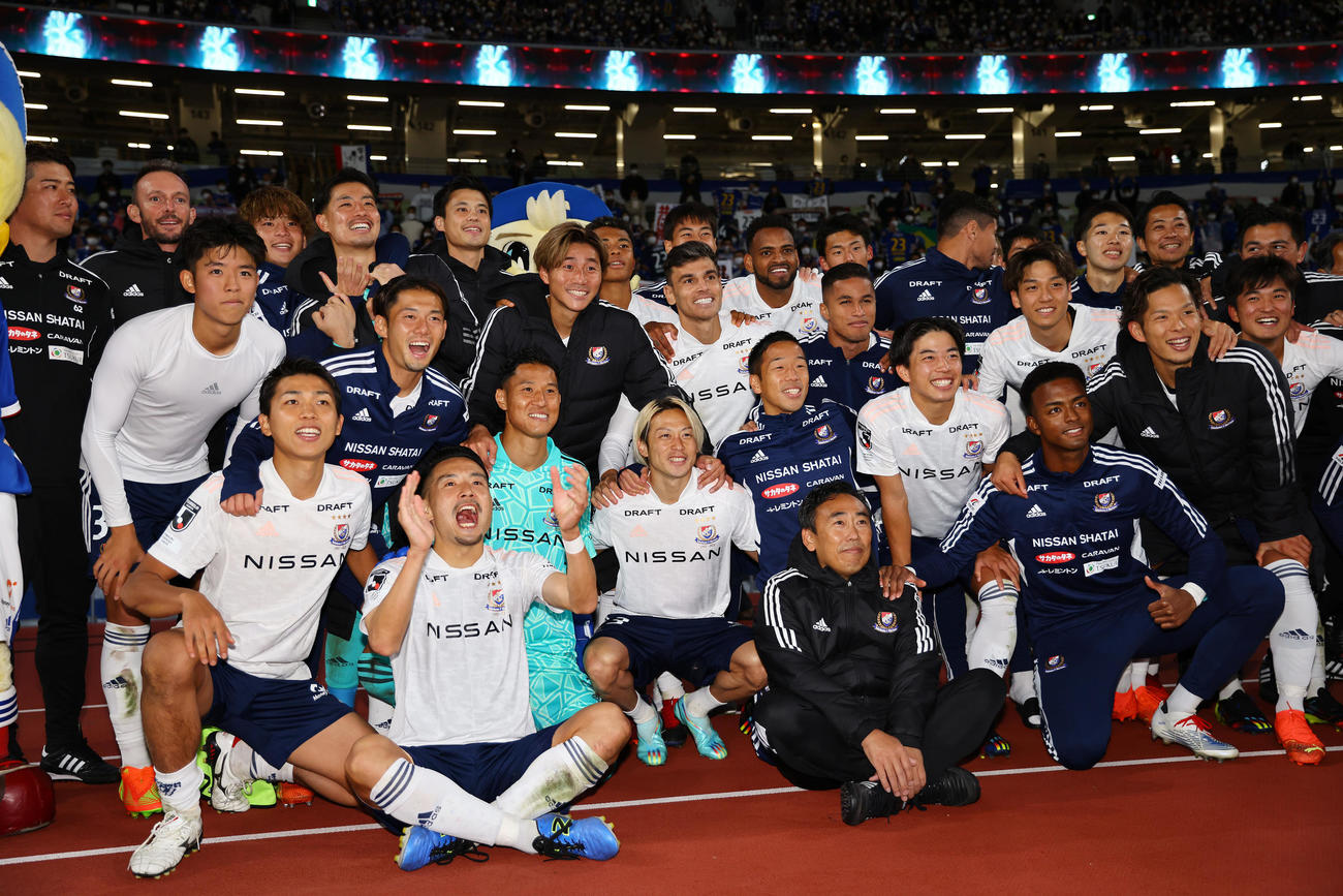 横浜対ローマ　試合後、東京に移籍が決まった仲川（中央下）はイレブンと涙を流しながら記念写真に納まる（撮影・垰建太）