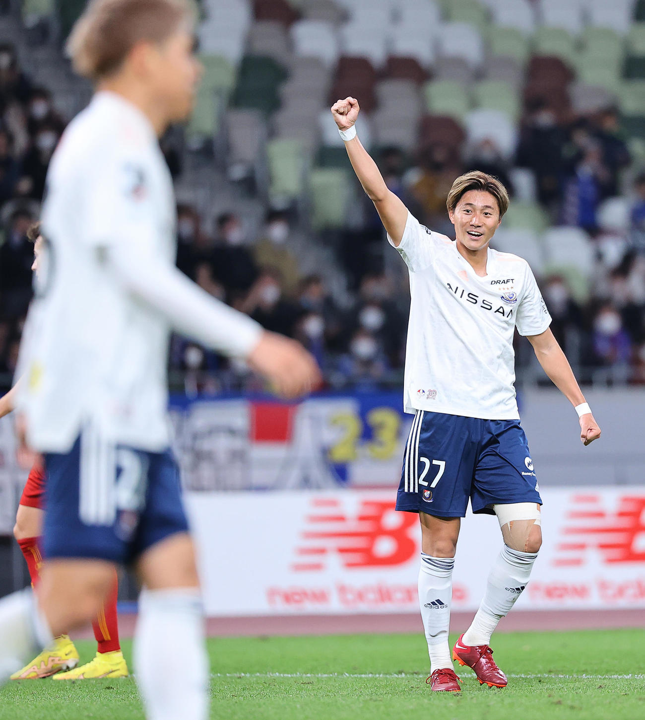 横浜対ローマ　後半、右足でゴールを決めガッツポーズする横浜松原（右）（撮影・垰建太）