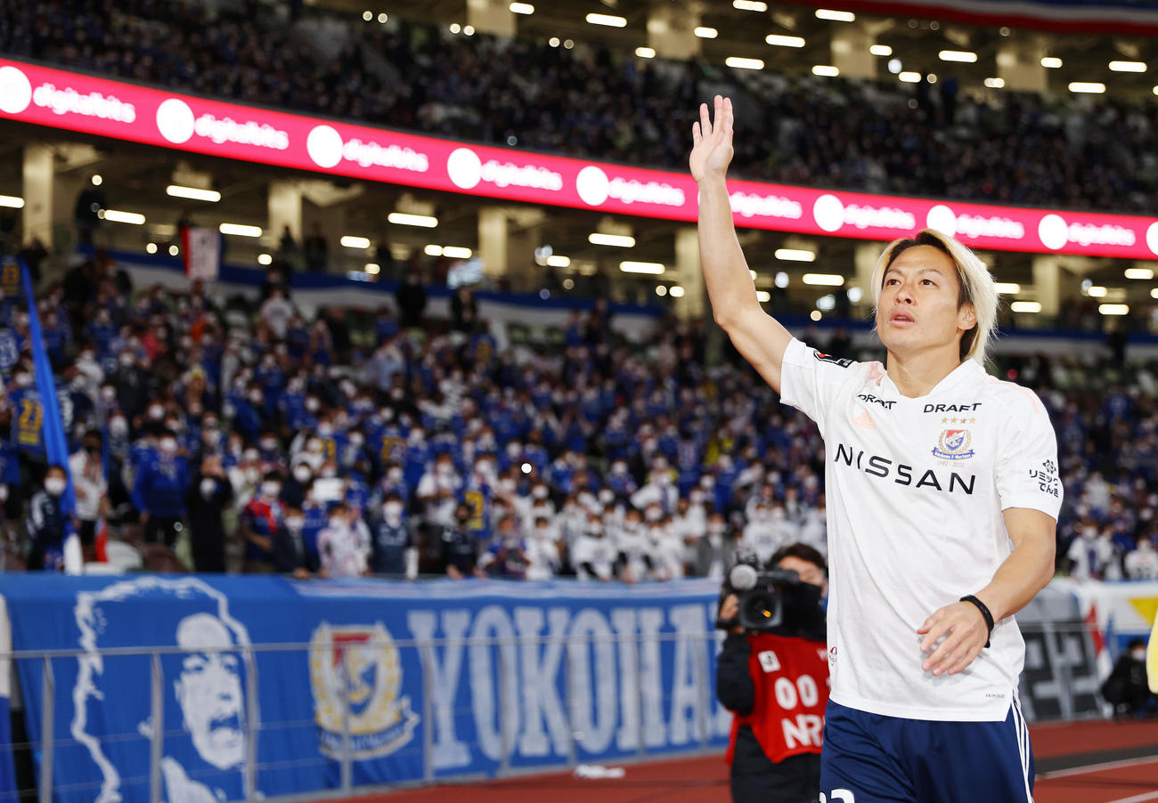 横浜対ローマ　試合後、東京に移籍が決まった横浜仲川はファンに手を振り引き揚げる（撮影・垰建太）