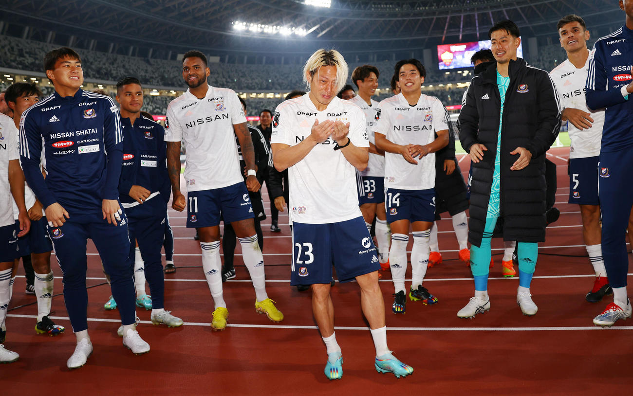 横浜対ローマ　試合後、東京に移籍が決まった横浜仲川はファンへのあいさつで涙を流す（撮影・垰建太）