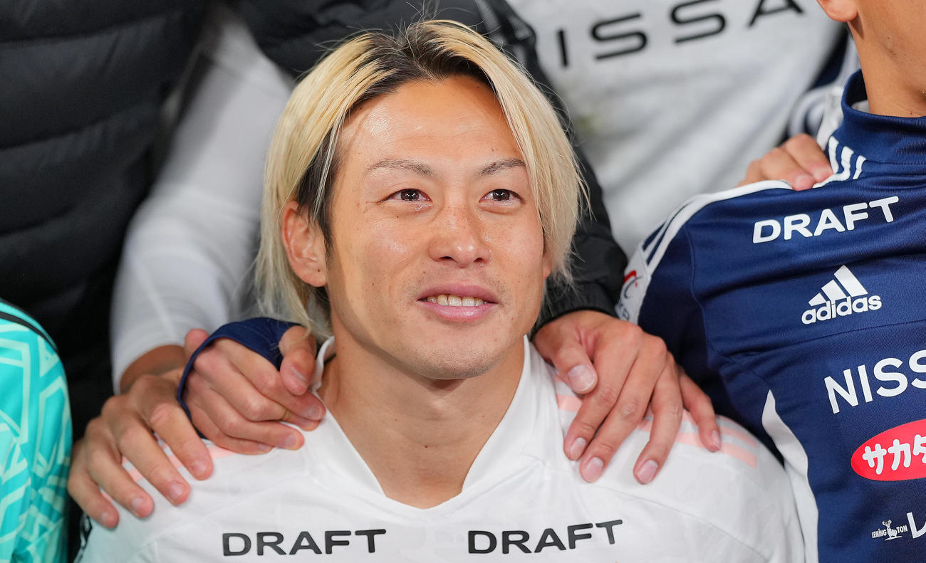 横浜対ローマ　試合後、東京に移籍が決まった仲川はイレブンと涙を流しながら記念写真に納まる（撮影・垰建太）