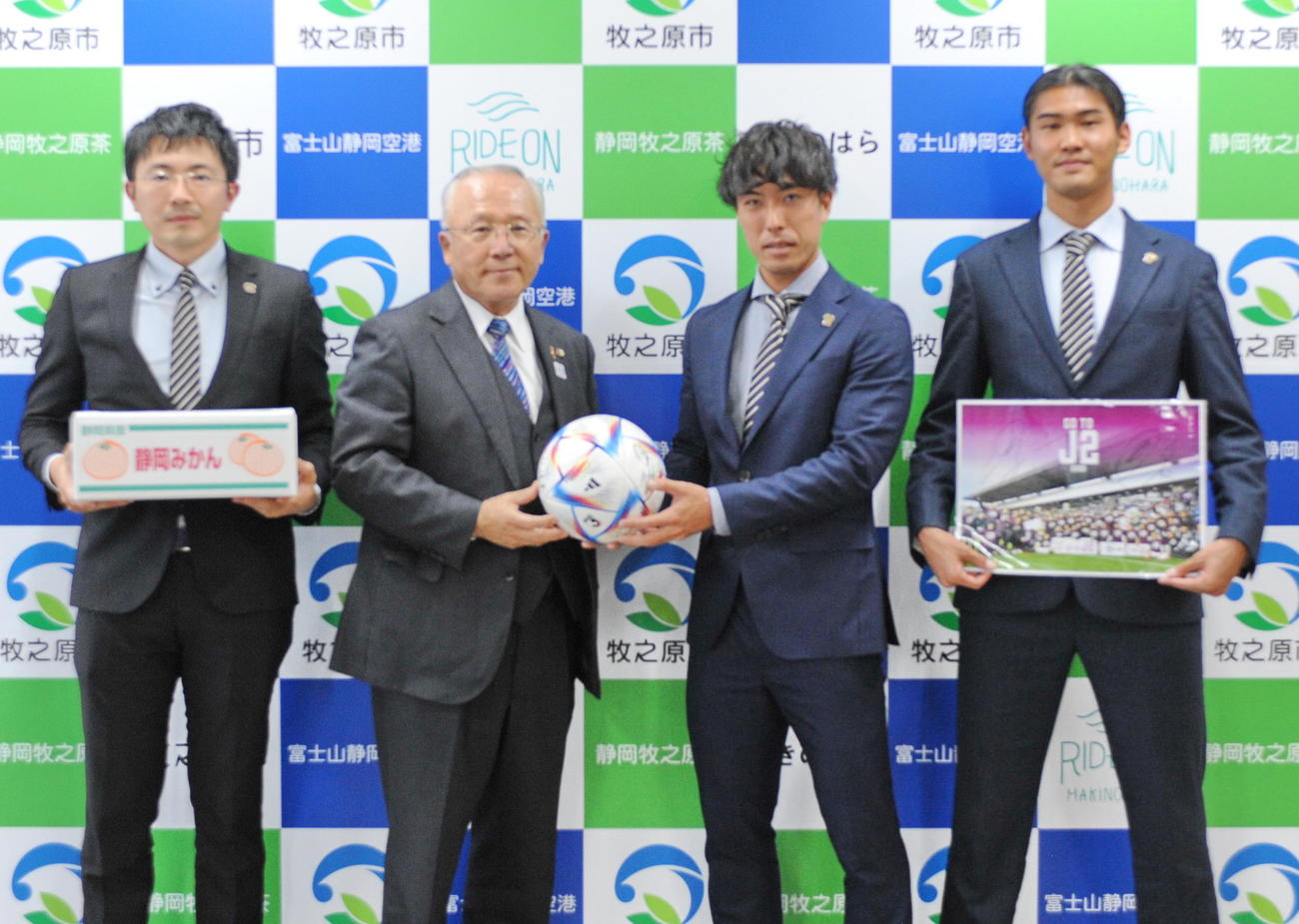 記念撮影に納まる、左から藤枝・徳田社長、杉本・牧之原市長、FW中井、MF金浦