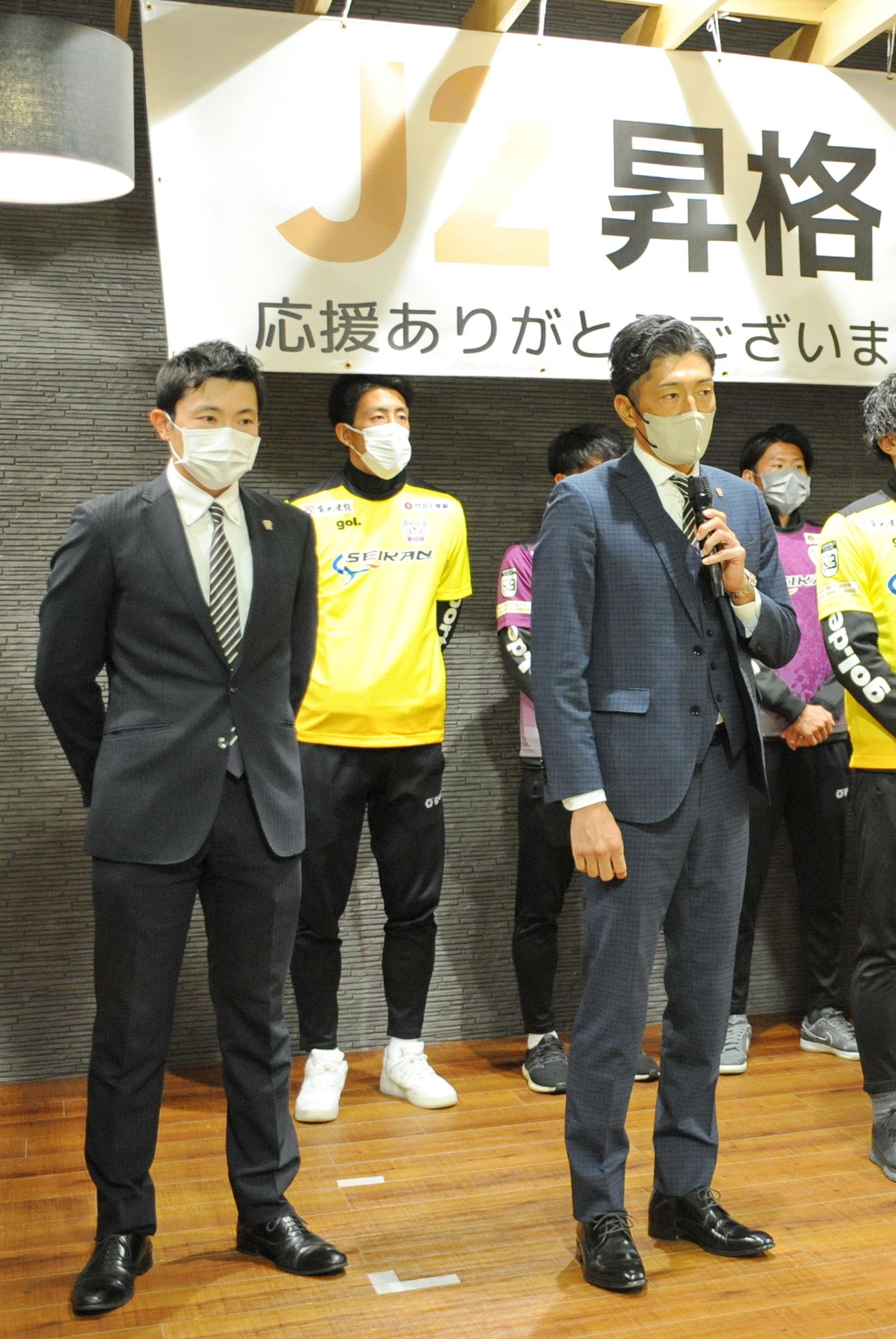 今季を振り返る藤枝・須藤監督（手前右）。手前左は徳田社長