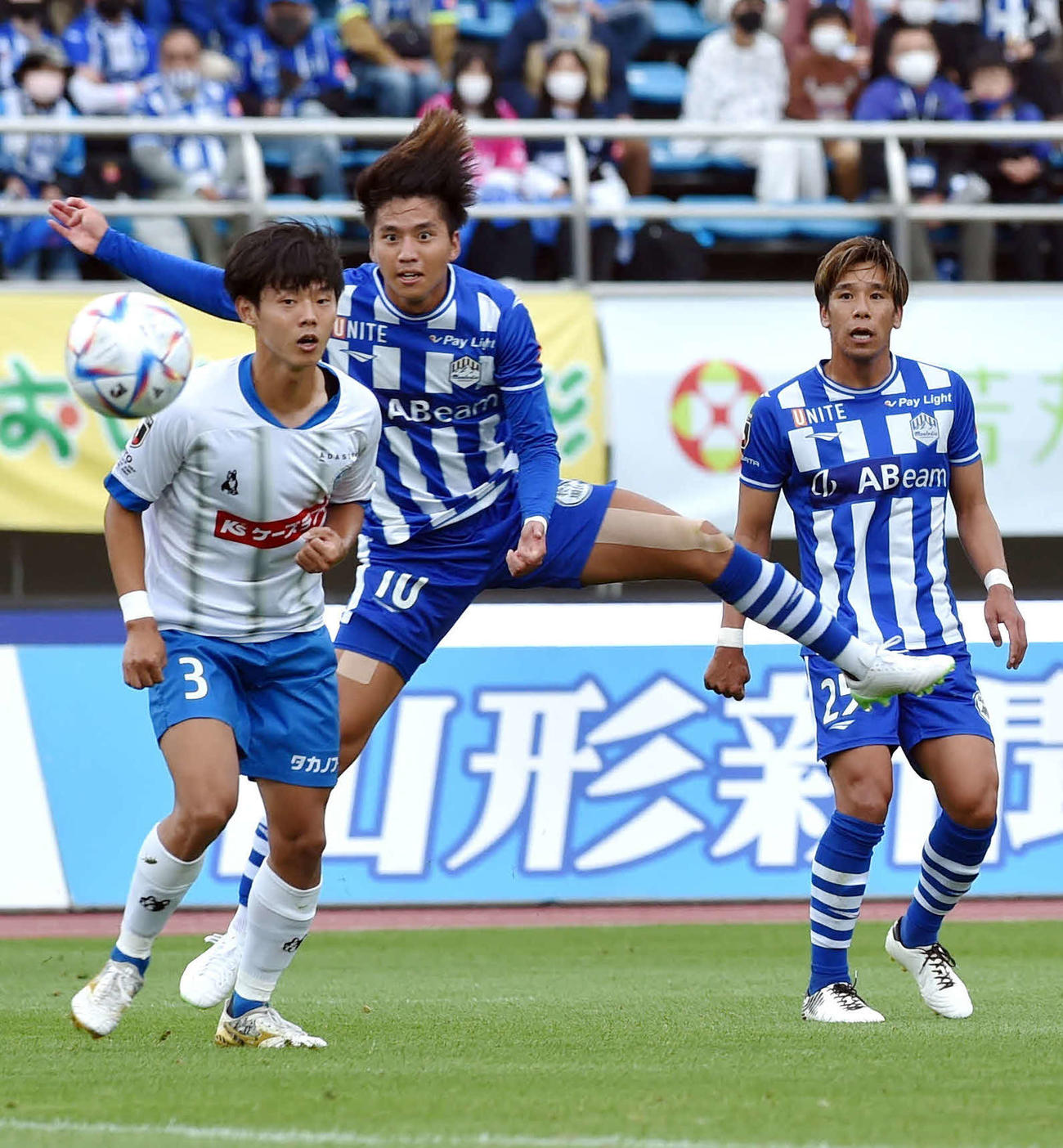J1柏へ完全移籍した山田康太（中央）
