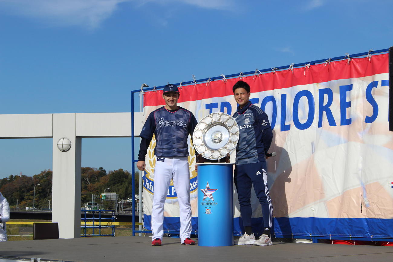 シャーレとともに記念撮影するDeNA伊藤と横浜宮市（撮影・久保賢吾）