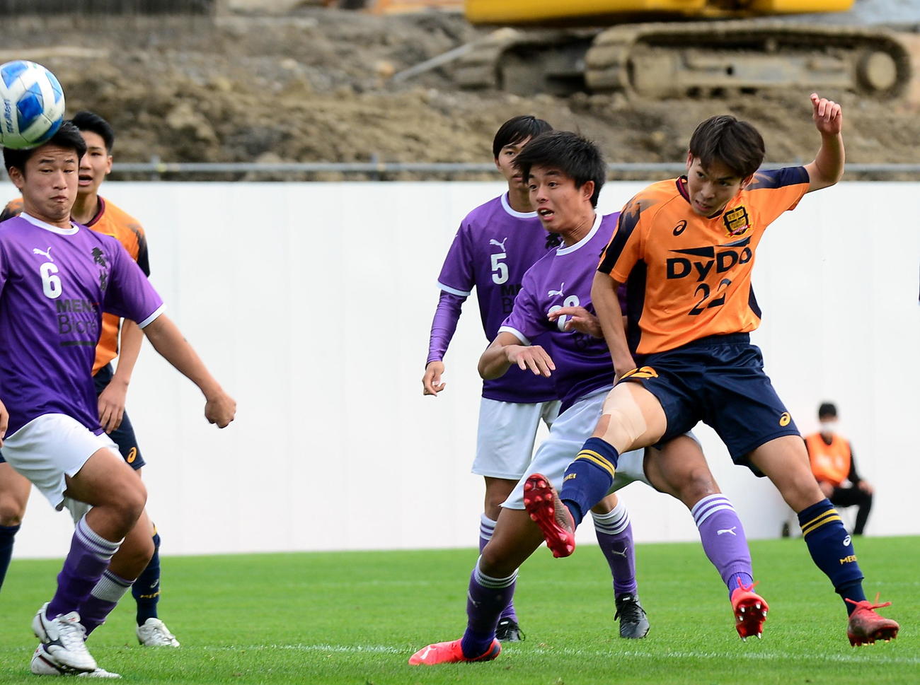 前半7分、先制点を決める藤枝明誠・山本朱（右端）