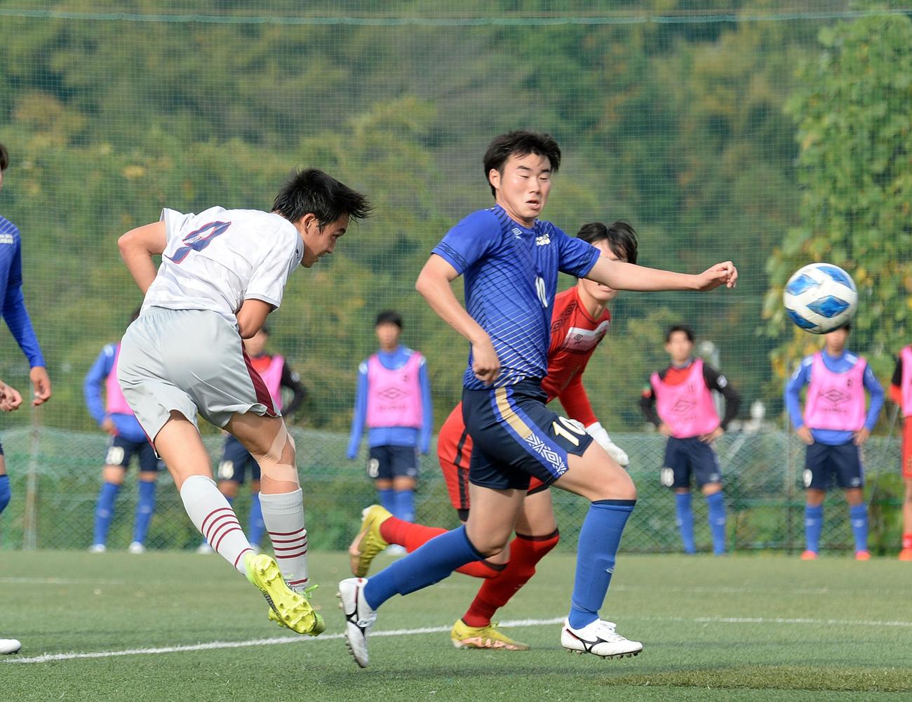 前半、ヘディングで先制点を決める浜松開誠館FW坂上（左）