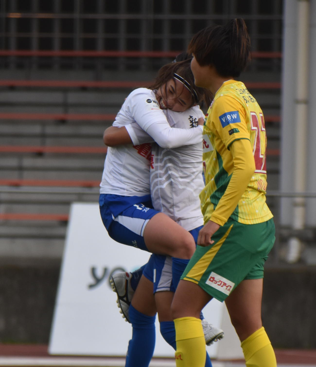 後半26分に先制点を決め、チームメートと抱き合って喜ぶ滝川（左）（アルビレックス新潟レディース提供）