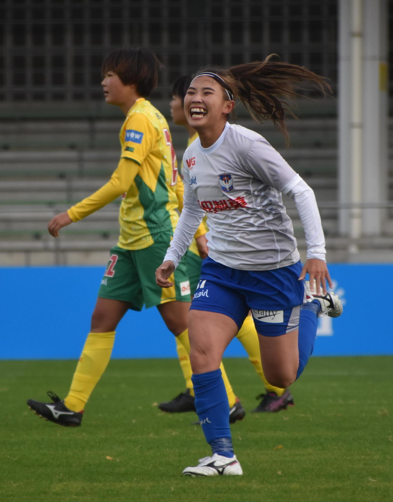 後半26分に先制点を決め、笑顔でベンチに向かう滝川（アルビレックス新潟レディース提供）