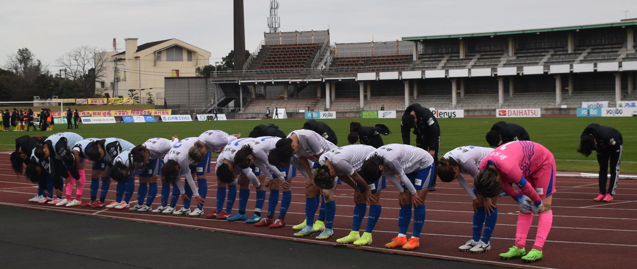 千葉に駆けつけたサポーターに勝利を届けられず、深々と頭を下げる新潟イレブン（アルビレックス新潟レディース提供）