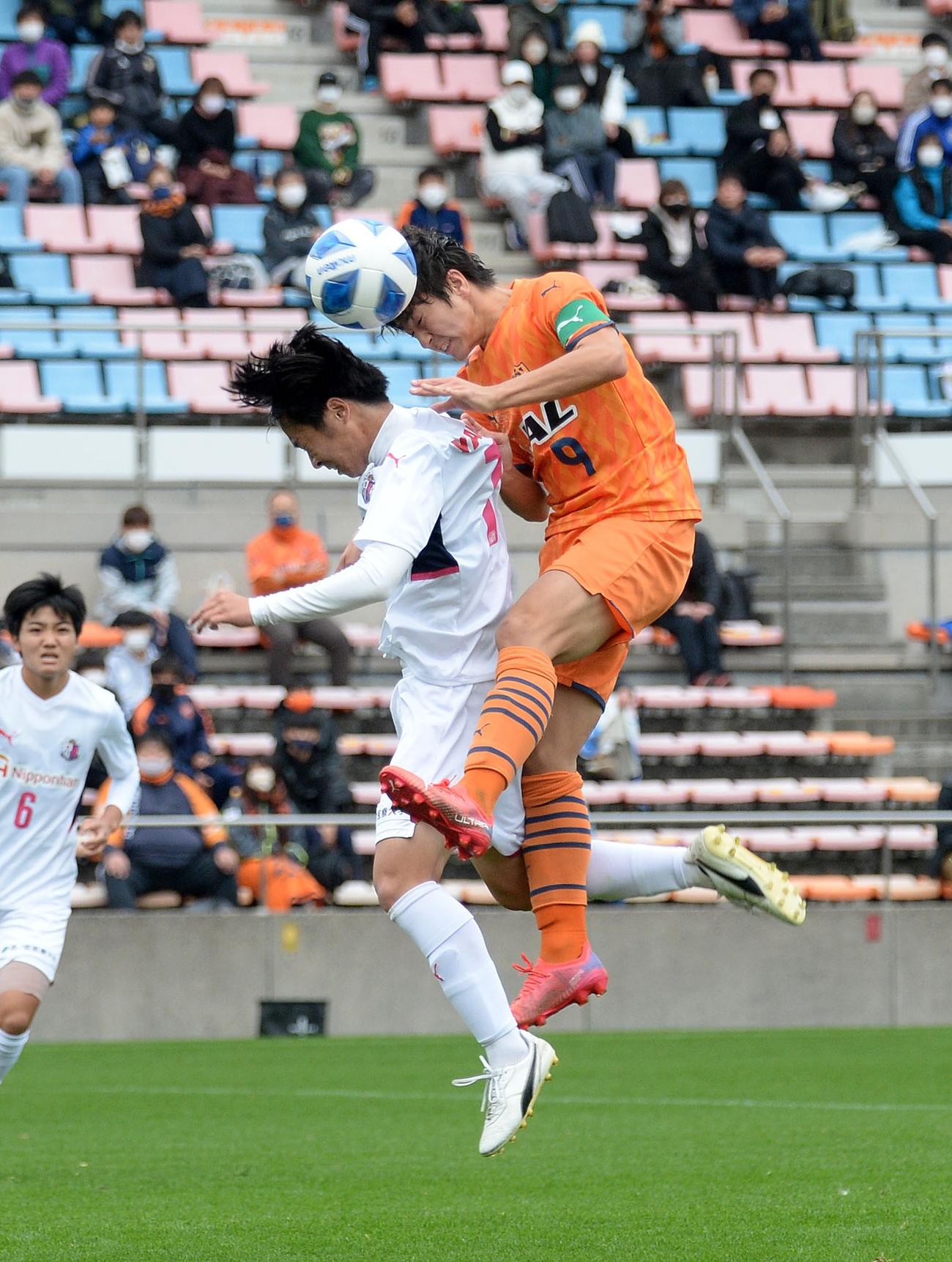 ゴール前で競り合う清水ユースFW成沢（右）