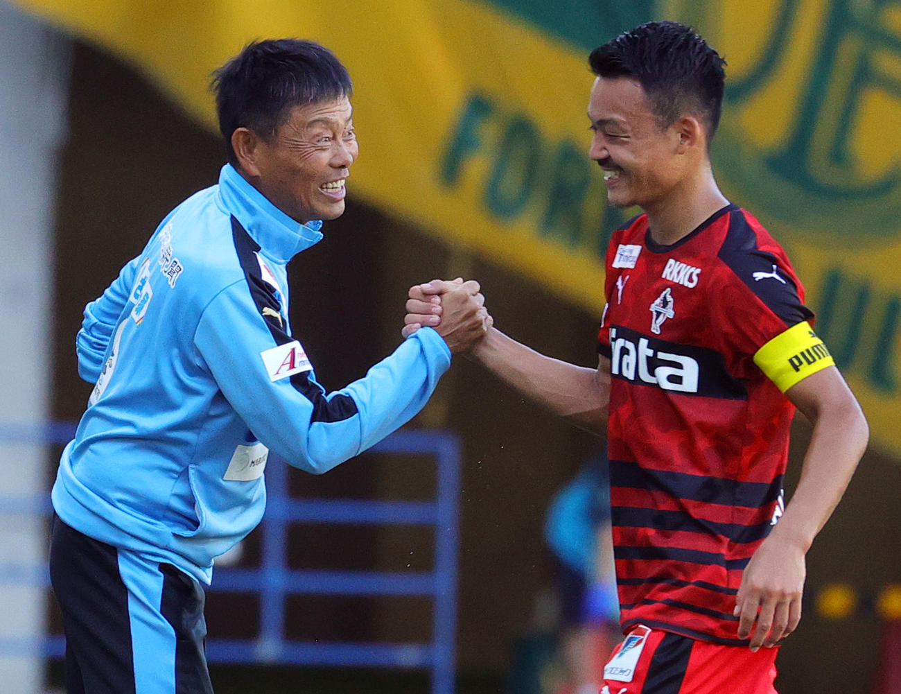 千葉対熊本　1－0で勝利し喜び合う熊本大木監督（左）と河原主将（2022年9月25日撮影）